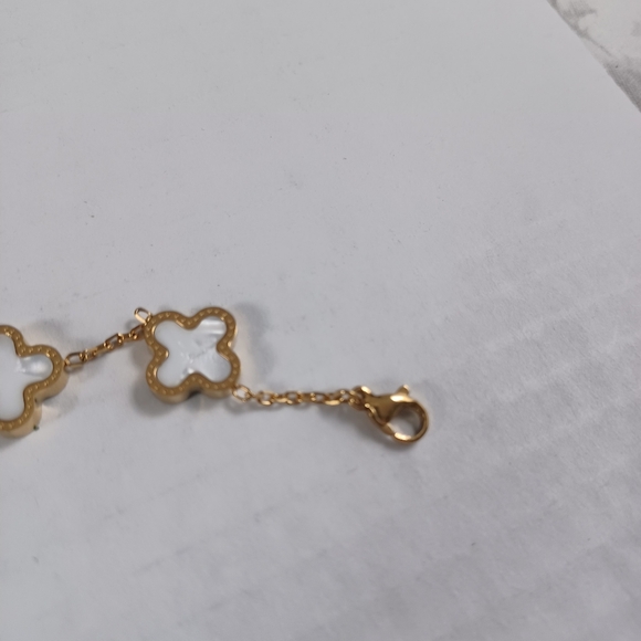 TICVRSS Lucky Clover Bracelet NEW Stainless Steel White & Gold Adult -8.5 Inches - Picture 2 of 10